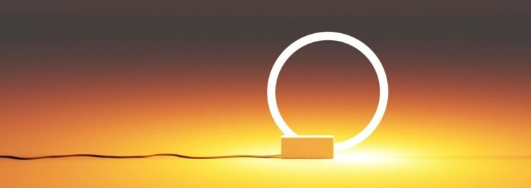 Moderne ronde lamp op tafel met warme gloed