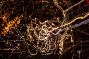 Abstracte lichtstrepen tegen donkere achtergrond